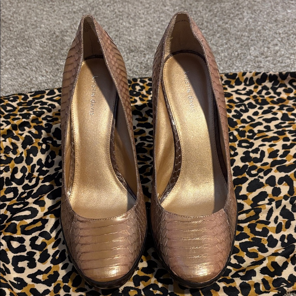 Women's Croc-Embossed Metallic Taupe Pumps
